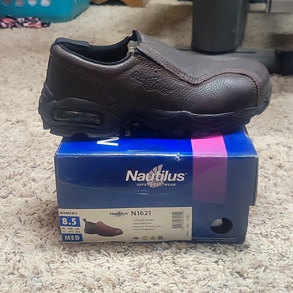 Women's Composite toe Nautilus shoe size 8.5 NWT!!